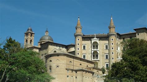 Piazza del Duomo: En storslagen plats för historia och arkitektur i Urbino!