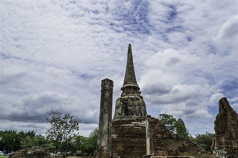  The Ancient Charm of Wat Mahathat: Uncovering Ayutthaya's Historical Treasures!